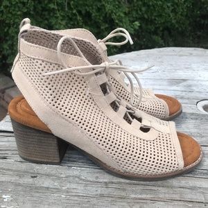 LIQUIDATION SALE! NEW BEARPAW Vienna Lace-Up Sandal